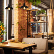 Lámpara de techo tipo industrial con diseño de jaula, perfecta para salones o cocinas con decoración moderna y atmosférica.