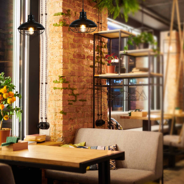 Lámpara de techo tipo industrial con diseño de jaula, perfecta para salones o cocinas con decoración moderna y atmosférica.