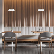 Lámpara colgante de vidrio moderno y minimalista en cromo, perfecta para espacios contemporáneos como comedores o salas de estar.