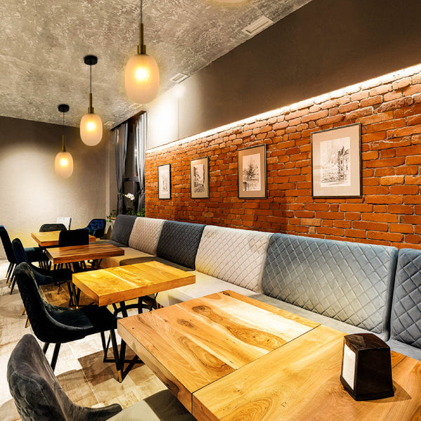Lámpara colgante elipsoidal opalescente con detalles dorados, perfecta para comedores en ambientes elegantes y contemporáneos.