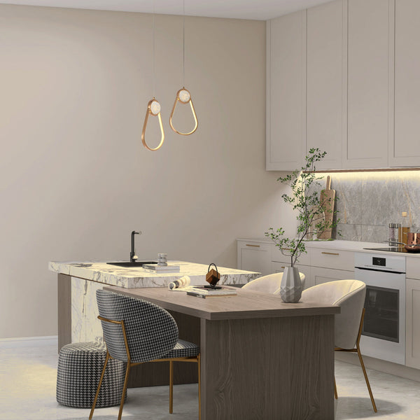Lámpara colgante LED en forma de luna con acabado en oro, ideal para salones modernos y decoraciones elegantes.