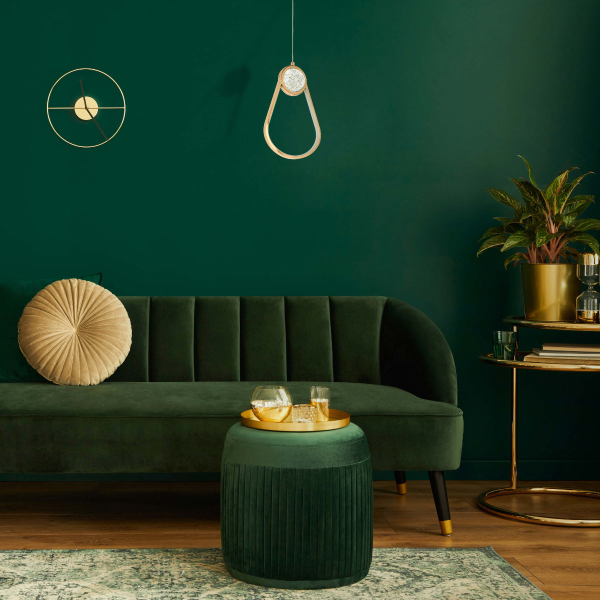 Luz colgante LED en forma de luna, ideal para comedores modernos, aportando elegancia y un toque contemporáneo al espacio.