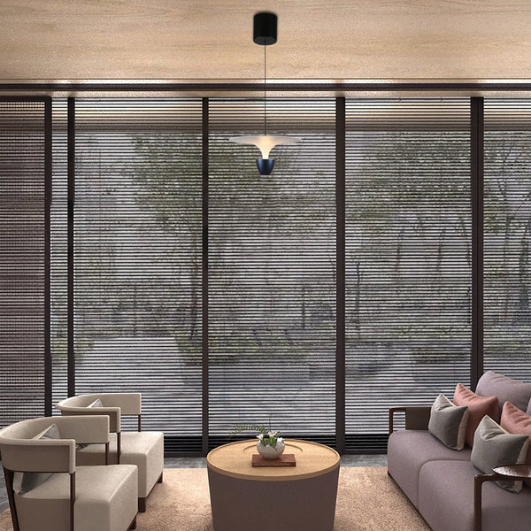 Lámpara colgante de diseño moderno en un comedor contemporáneo, con función de cambio de CCT para iluminación versátil.