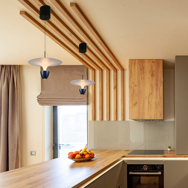 Luz colgante de estilo rústico con diseño de fuente, ideal para comedores acogedores y decoración tradicional.