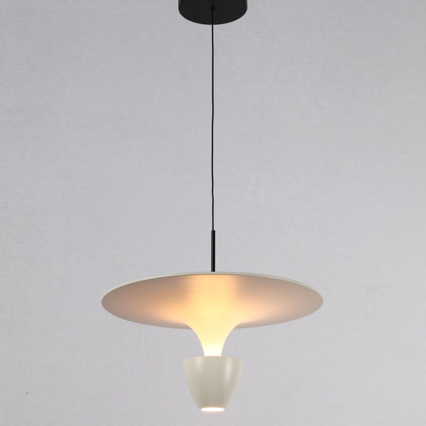 Imagen principal de una lámpara colgante de diseño de fuente, perfecta para espacios rústicos o contemporáneos. Ideal para comedores.