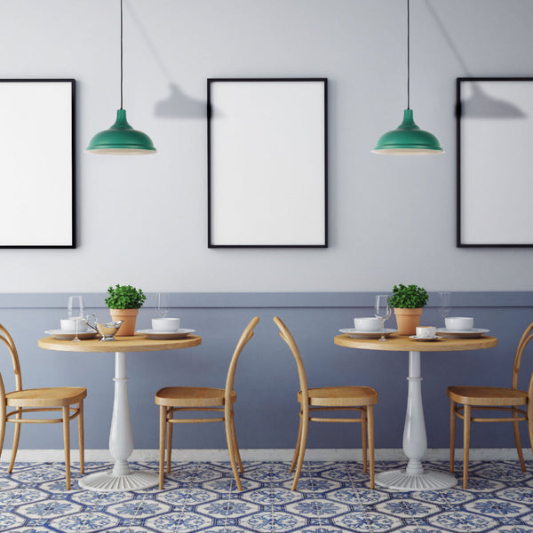Lámpara de suspensión moderna con pantalla metálica, ideal para cocinas con decoración contemporánea y estilo minimalista.