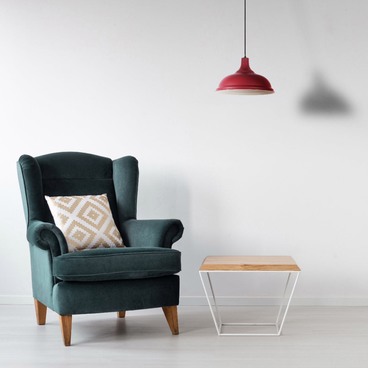Luz colgante moderna con pantalla metálica, ideal para comedores y decoraciones contemporáneas.