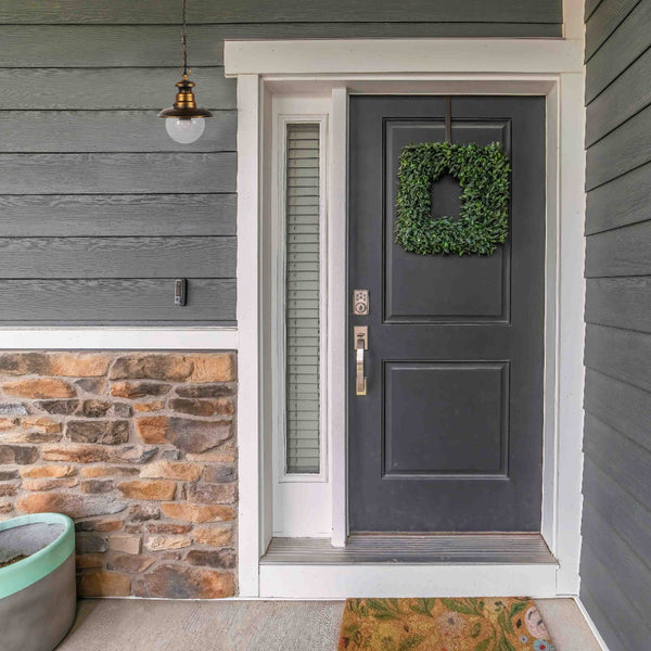 Lámpara colgante exterior de diseño elegante, ideal para patios modernos, con acabado negro y detalles dorados en estilo contemporáneo.