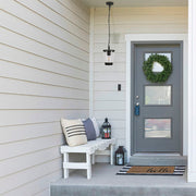 Lámpara colgante exterior en gris oscuro, perfecta para patios con decoraciones modernas y rústicas. Ideal para espacios al aire libre.