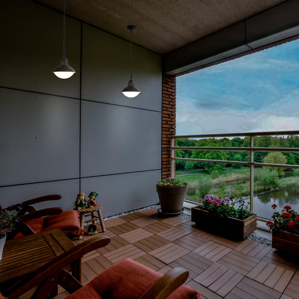 Lámpara colgante exterior de diseño moderno en gris oscuro, perfecta para patios y terrazas con decoración contemporánea.