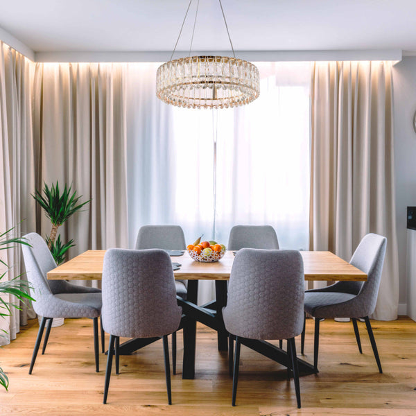 Lámpara colgante de cristal dorado en un salón moderno, ideal para añadir un toque elegante y sofisticado a la decoración.