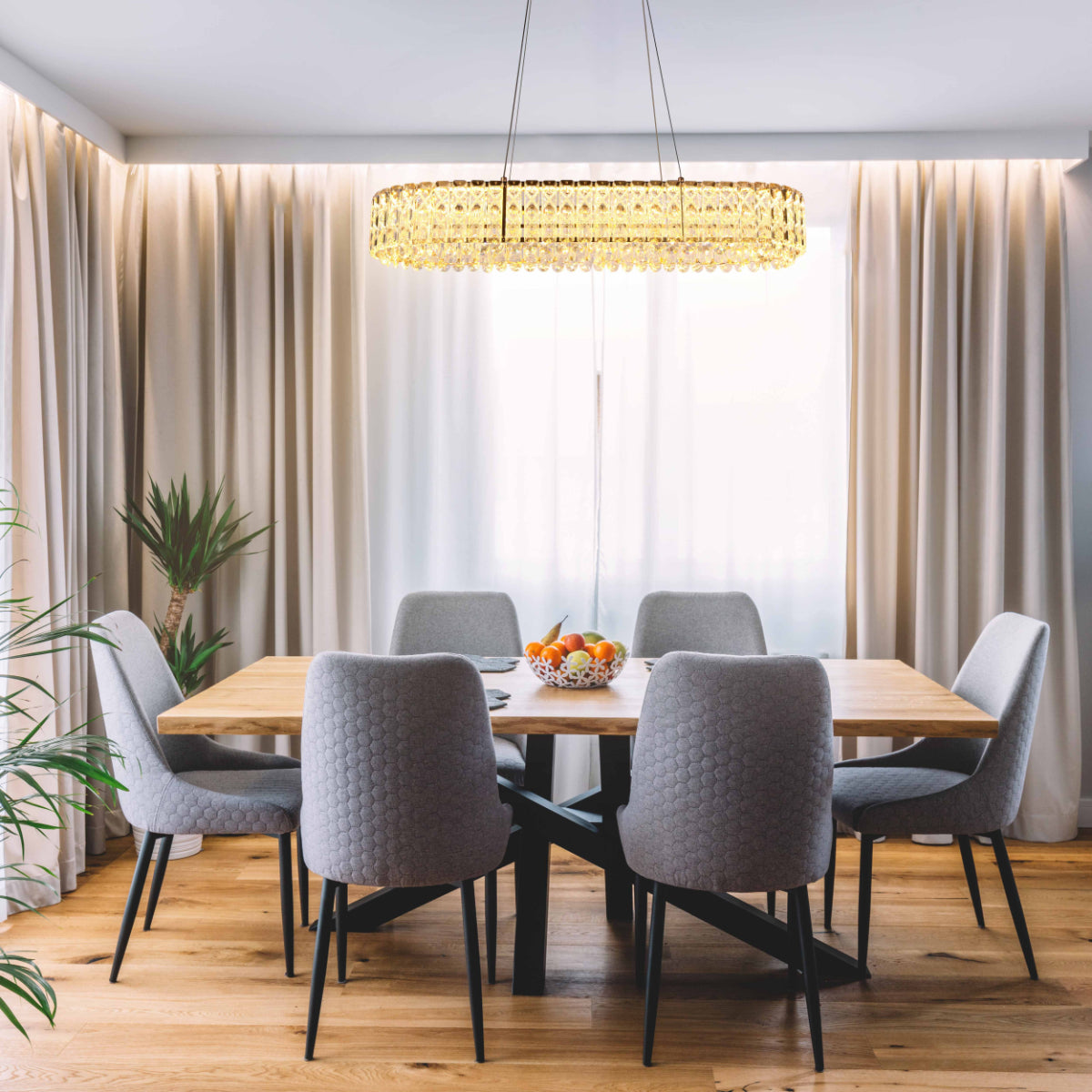 Luz colgante de cristal dorado en salón moderno, ideal para aportar elegancia y control remoto para un ambiente personalizado.