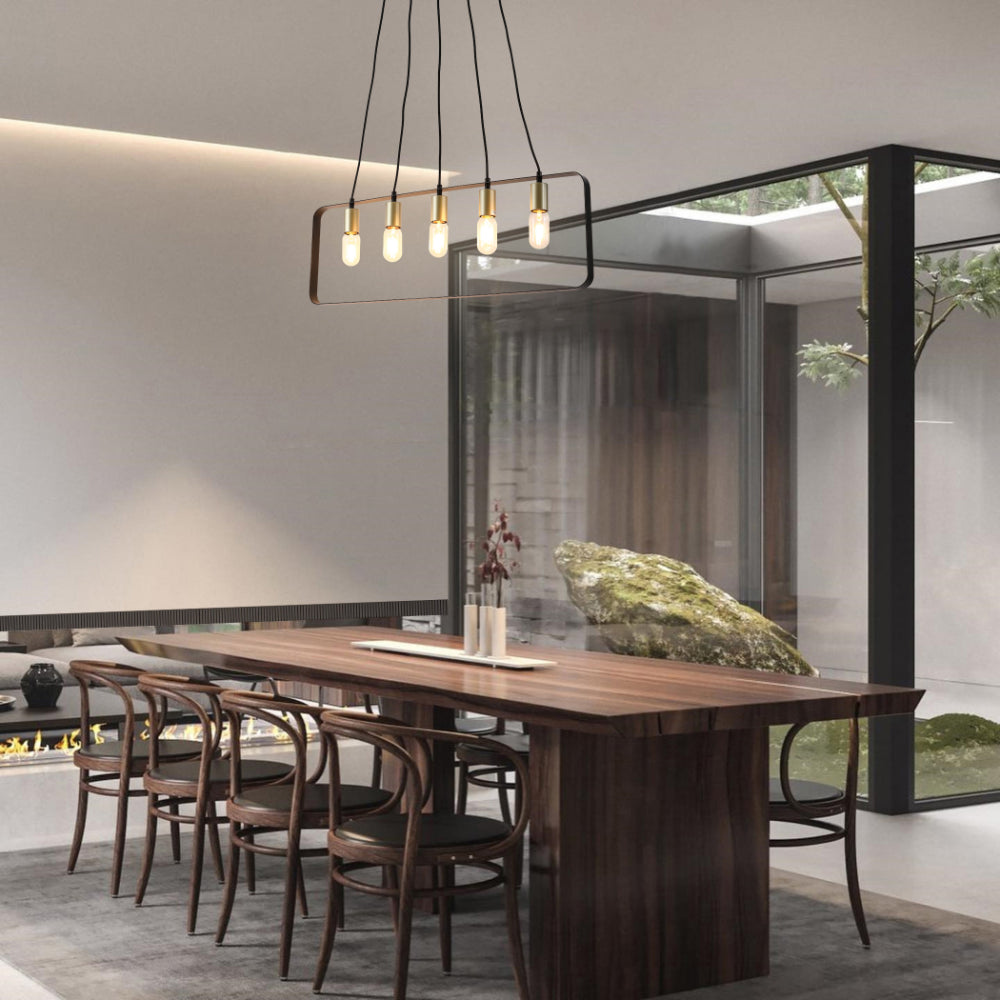 Lámpara de isla minimalista negra y dorada ideal para cocinas modernas, perfecta para iluminar espacios con estilo contemporáneo.