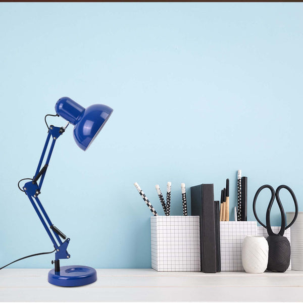 Imagen de lámpara de escritorio tipo brazo oscilante, negra con clip, ideal para oficinas modernas y decoraciones minimalistas.