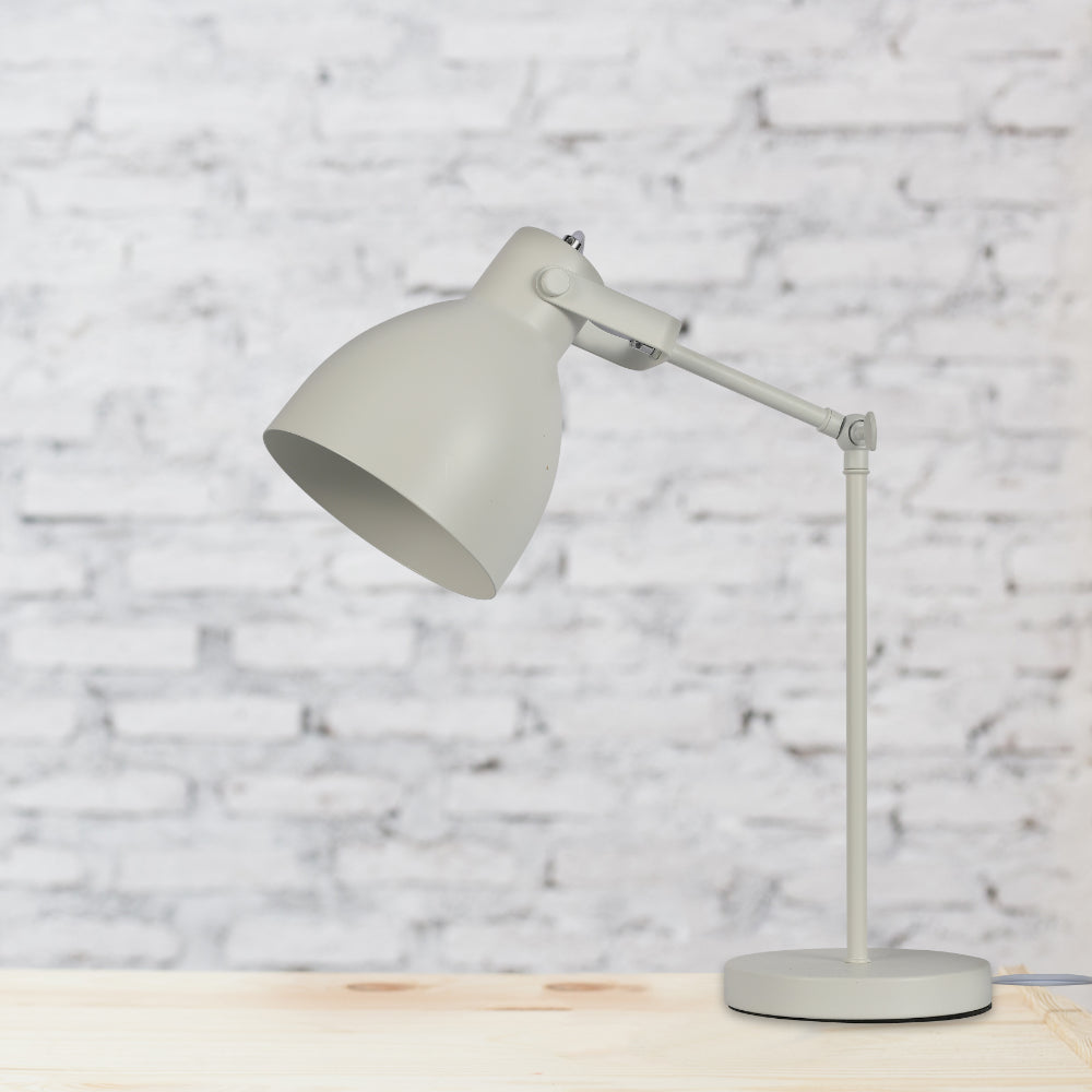 Lámpara de escritorio con brazo ajustable, perfecta para oficinas modernas y ambientes de trabajo estilizados.