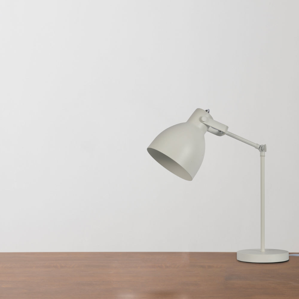 Lámpara de escritorio con brazo ajustable, perfecta para oficinas modernas y decoración industrial. Ideal para iluminación focalizada.