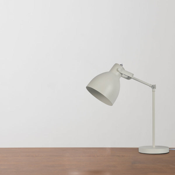 Lámpara de escritorio con brazo ajustable, perfecta para oficinas modernas y decoración industrial. Ideal para iluminación focalizada.