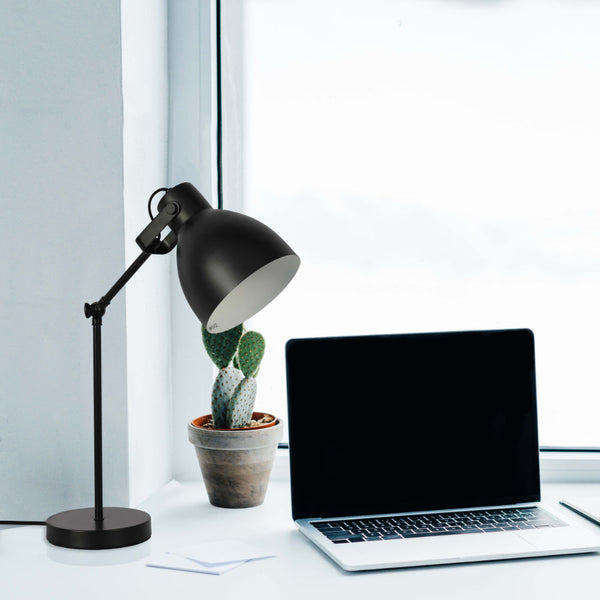 Lámpara de escritorio con brazo ajustable, ideal para oficinas modernas y decoraciones contemporáneas. Perfecta para iluminar espacios de trabajo.