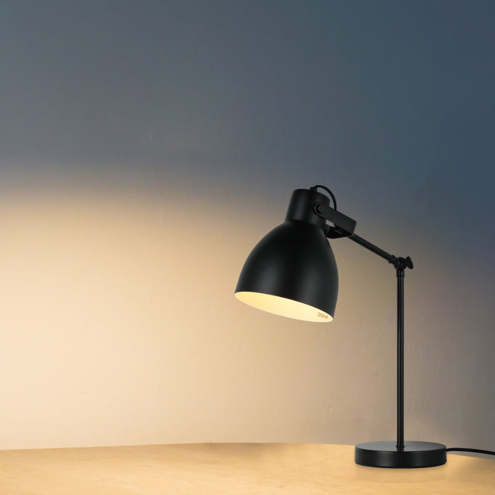 Lámpara de escritorio con brazo ajustable, ideal para oficinas modernas, combinando funcionalidad y diseño elegante.