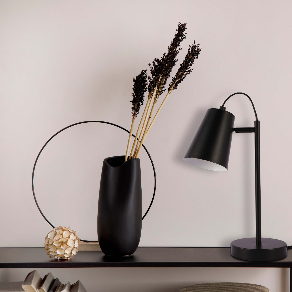 Lámpara de escritorio con corte cónico en un entorno moderno, perfecta para oficinas con estilo contemporáneo.