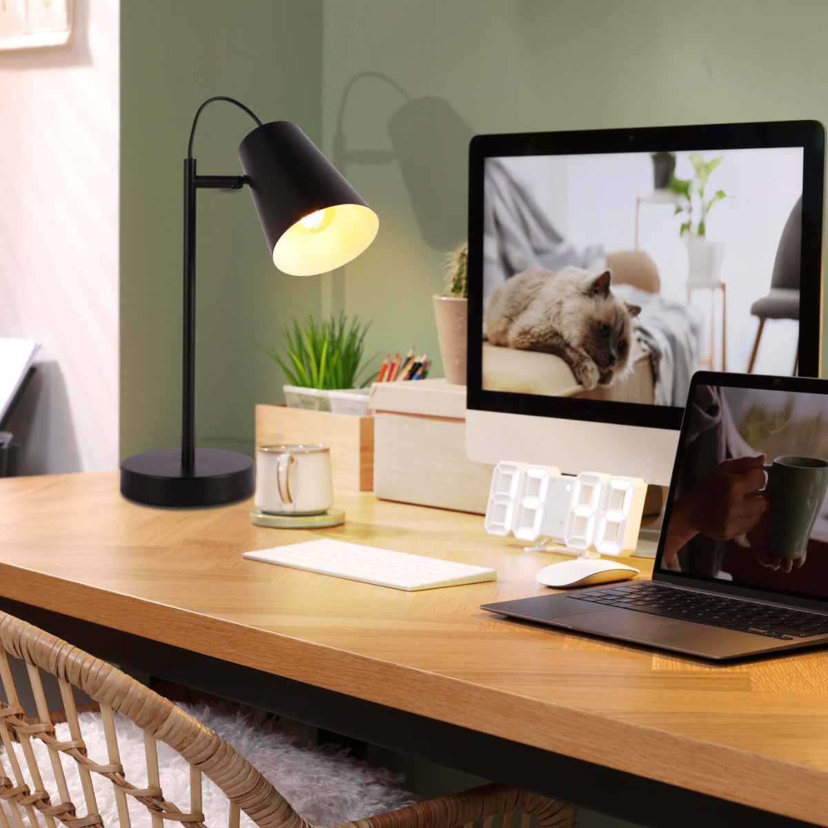 Lámpara de escritorio de cono elegante y moderno, ideal para oficinas con estilo contemporáneo, añadiendo un toque vibrante y funcional.