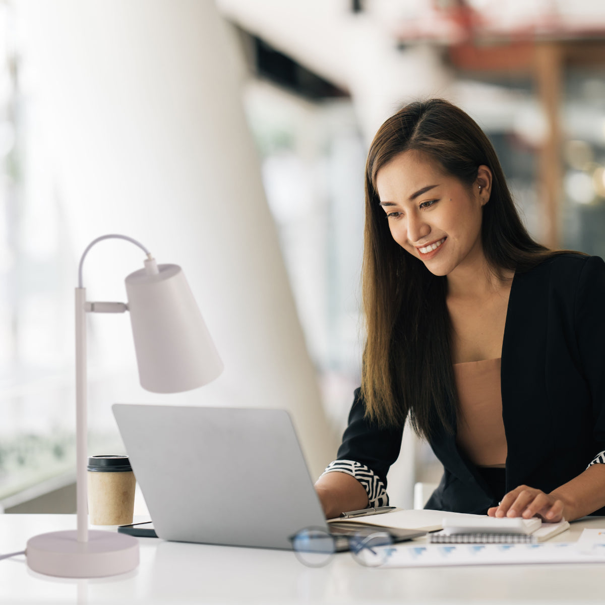 Lámpara de escritorio con diseño de cono, perfecta para oficinas modernas con un toque de elegancia y colores vibrantes.