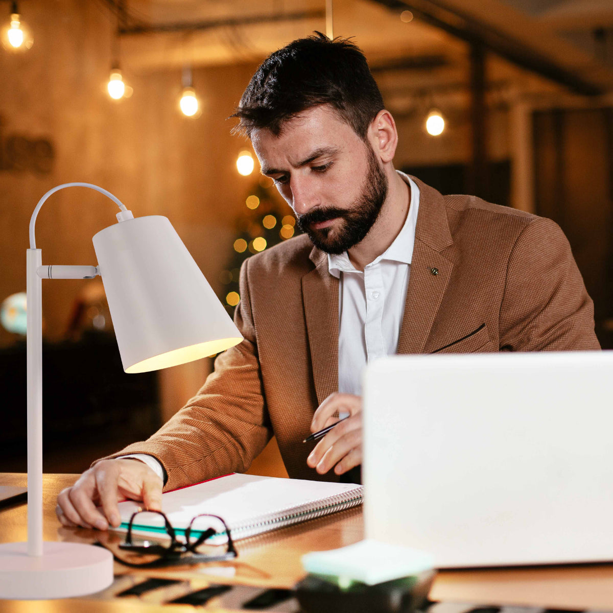 Lámpara de escritorio de cono cortado, perfecta para oficinas modernas, añadiendo un toque de elegancia vibrante al espacio.