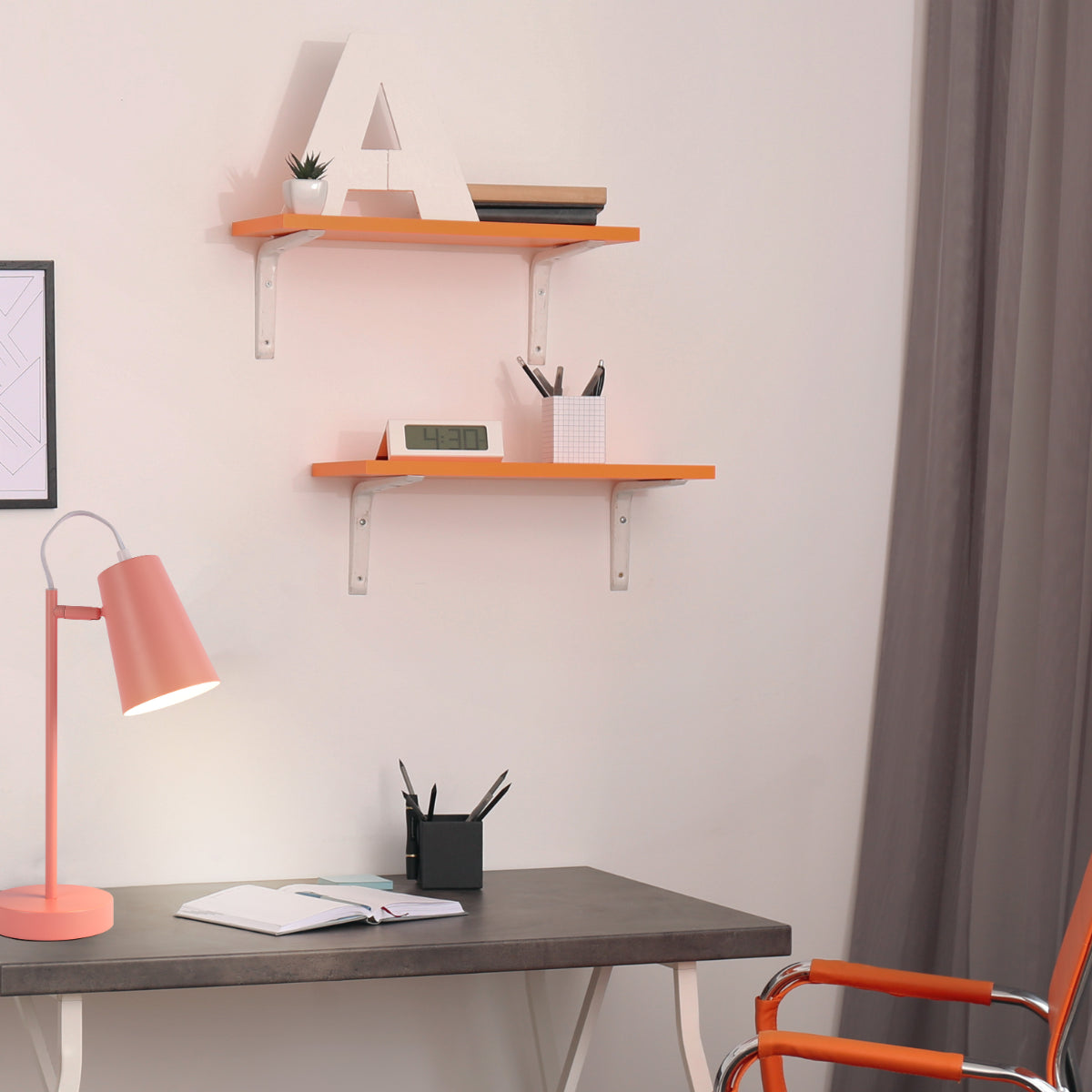 Lámpara de escritorio de diseño moderno con corte cónico, ideal para oficinas contemporáneas, aportando elegancia y color.