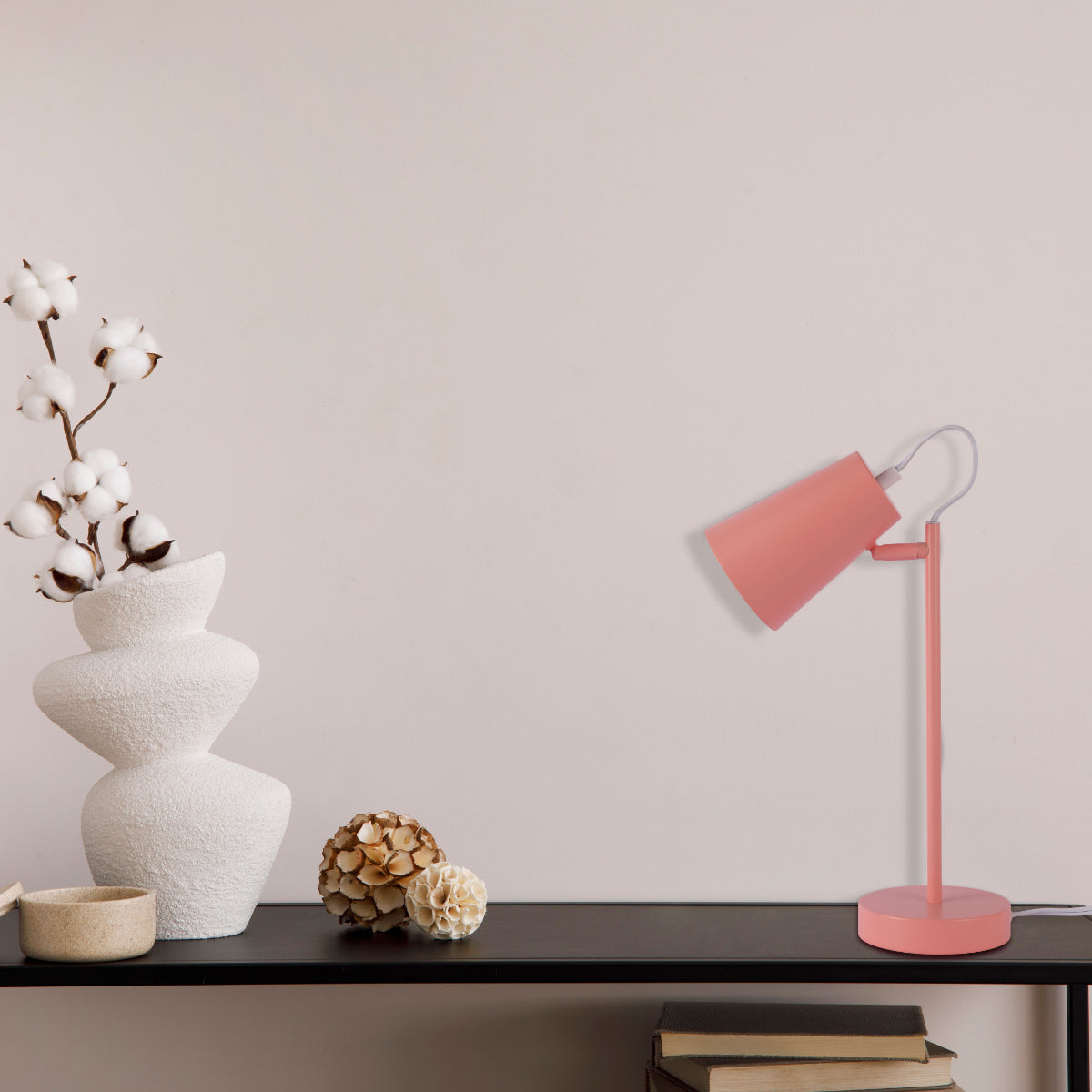 Lámpara de mesa en forma de cono, ideal para oficinas modernas, añade un toque elegante y colorido al ambiente de trabajo.