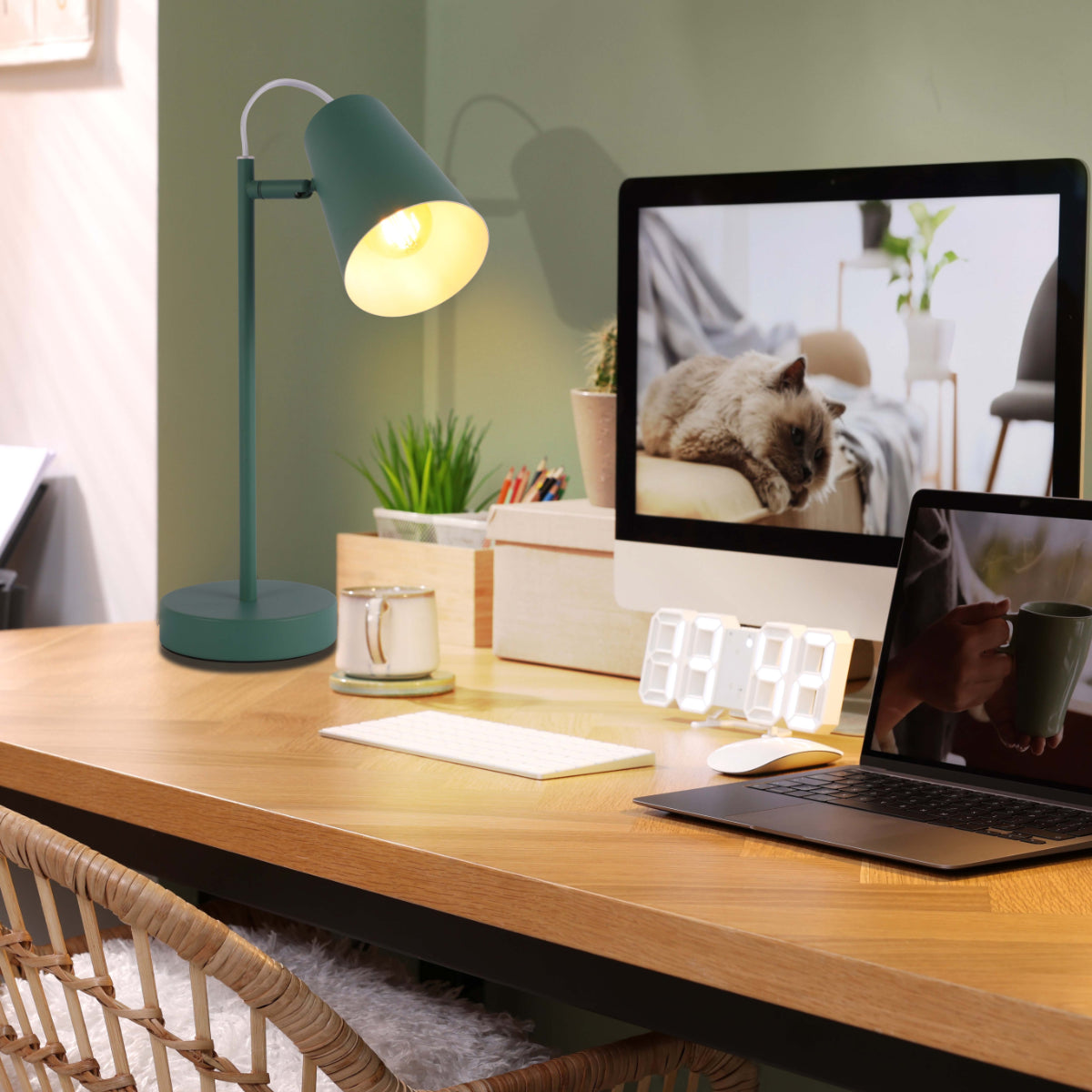 Lámpara de mesa en forma de cono, ideal para oficinas modernas, añadiendo un toque de elegancia vibrante al espacio de trabajo.