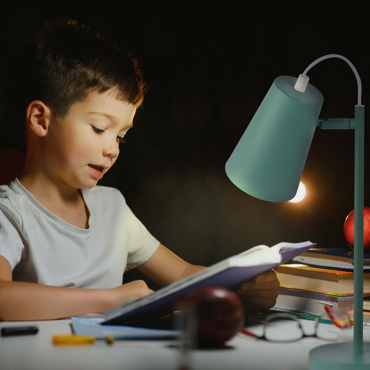 Lámpara de escritorio de corte cónico en colores vibrantes, perfecta para oficinas modernas y espacios creativos con estilo contemporáneo.
