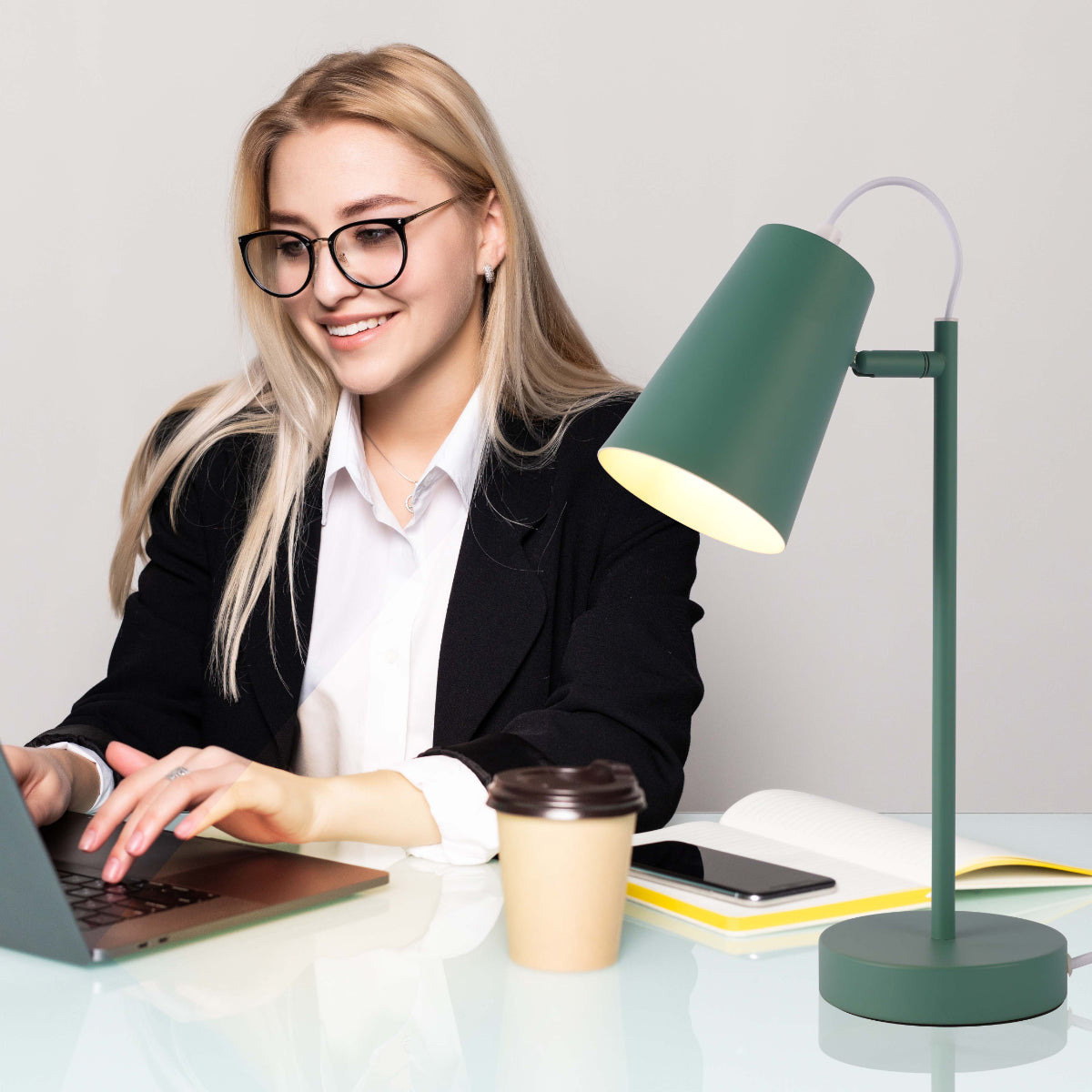 Lámpara de escritorio de corte cónico en color vibrante, ideal para oficinas modernas y espacios creativos con estilo contemporáneo.