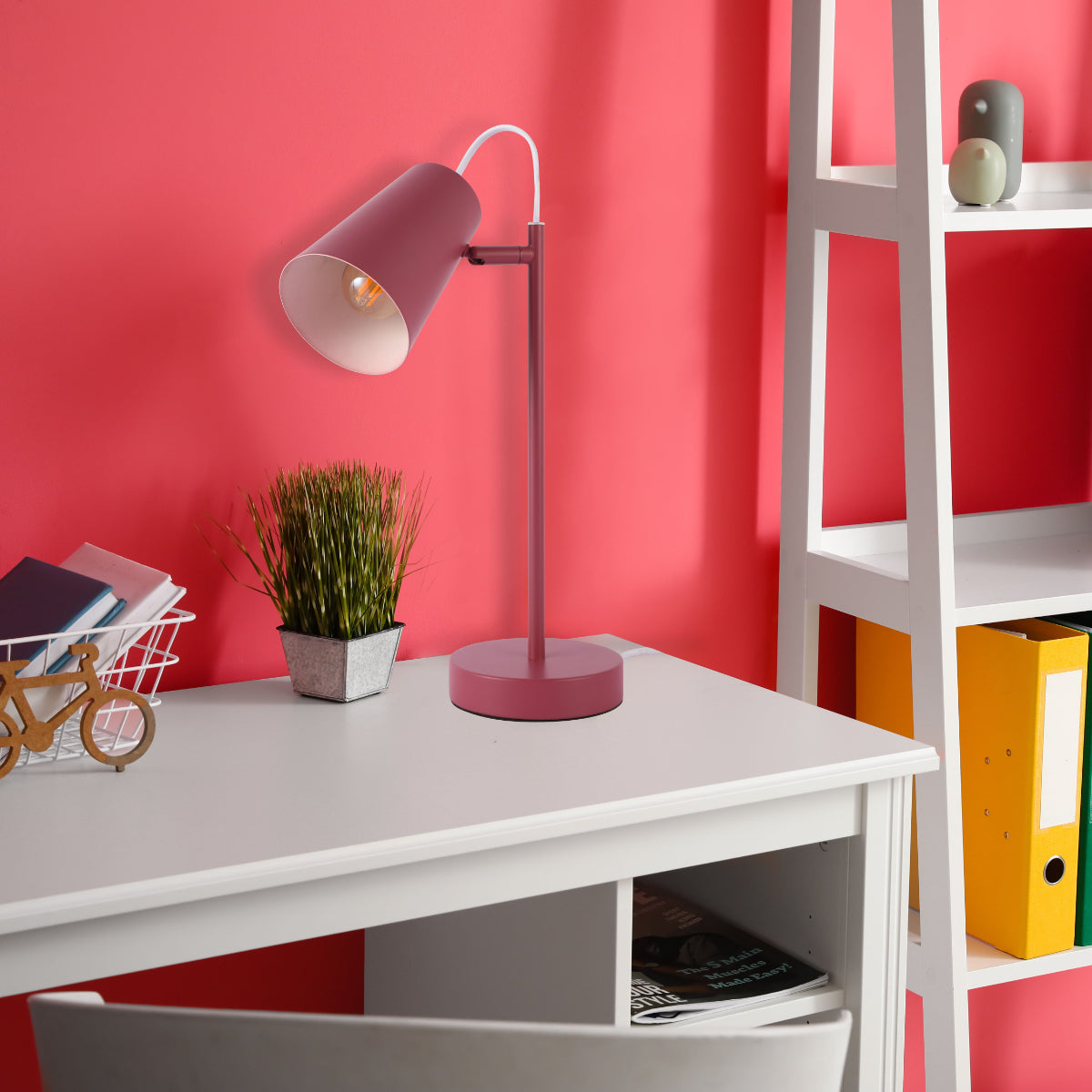 Lámpara de escritorio en forma de cono, ideal para oficinas modernas, aportando elegancia contemporánea y color vibrante al espacio.