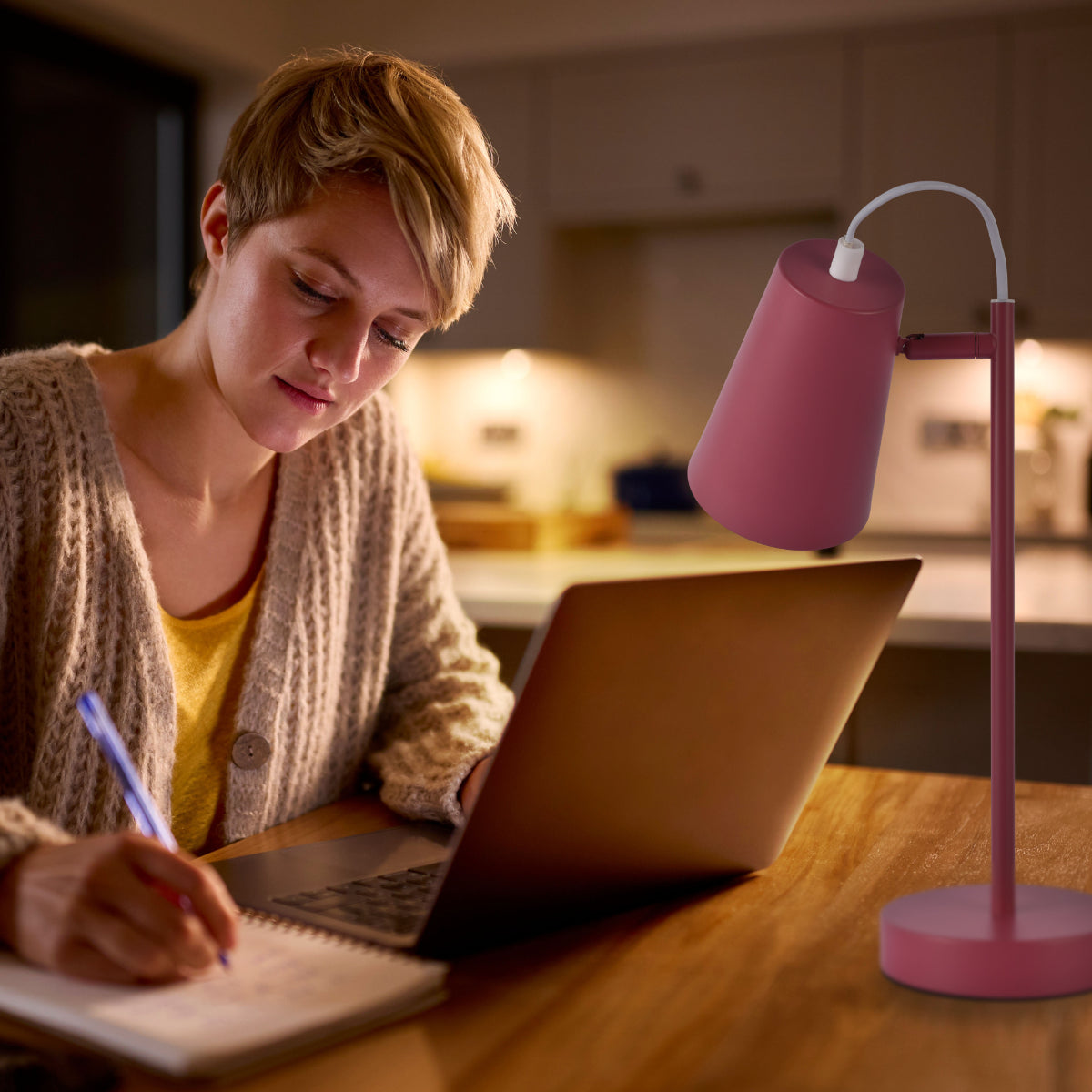 Lámpara de escritorio de cono elegante en colores vibrantes, ideal para oficinas modernas y espacios creativos con un toque contemporáneo.