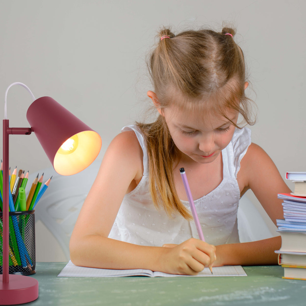 Lámpara de escritorio en forma de cono, ideal para oficinas modernas con estilo elegante y vibrante.