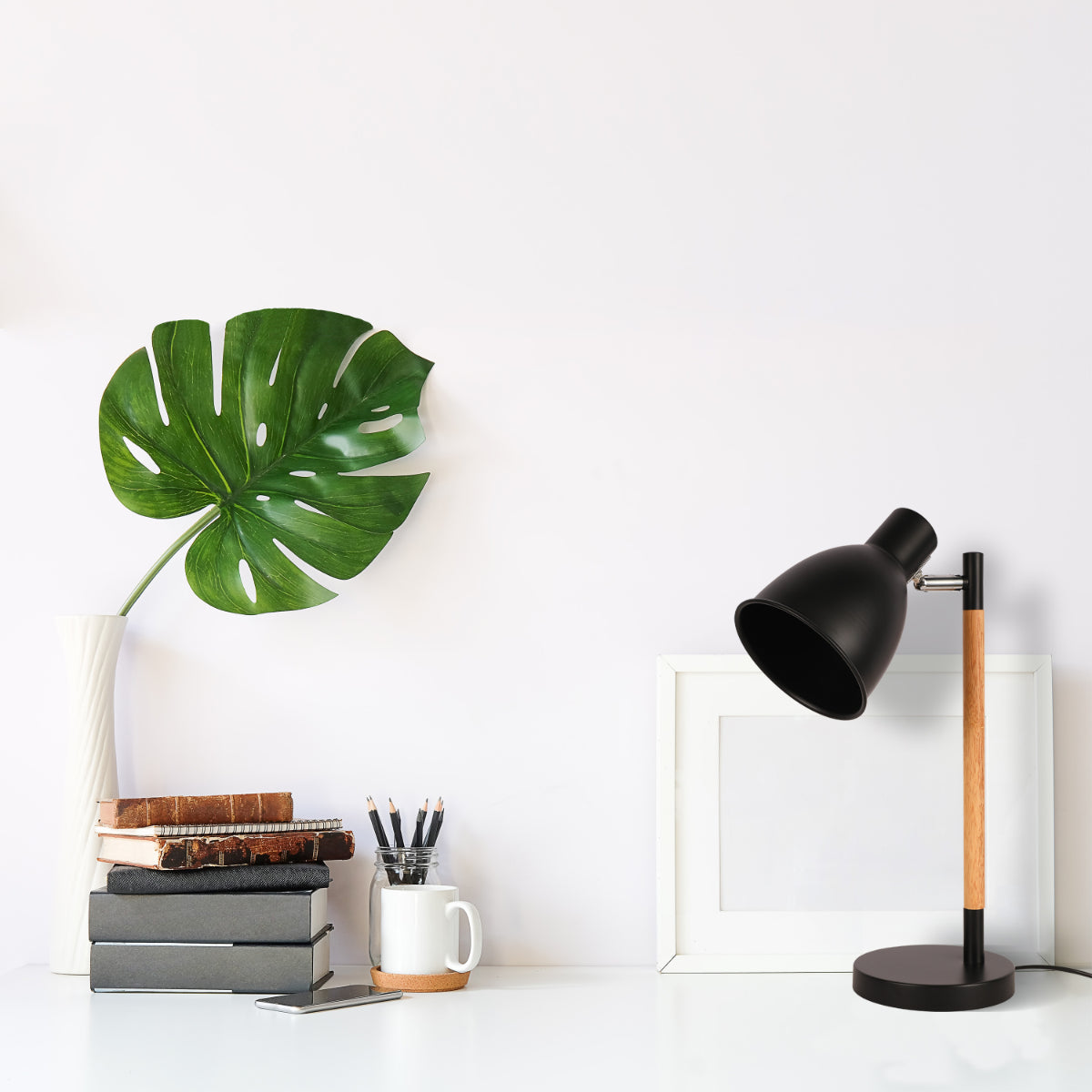 Lámpara de escritorio estilo nórdico con base de madera, ideal para oficinas modernas y decoración minimalista.