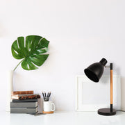 Lámpara de escritorio estilo nórdico con base de madera, ideal para oficinas modernas y decoración minimalista.