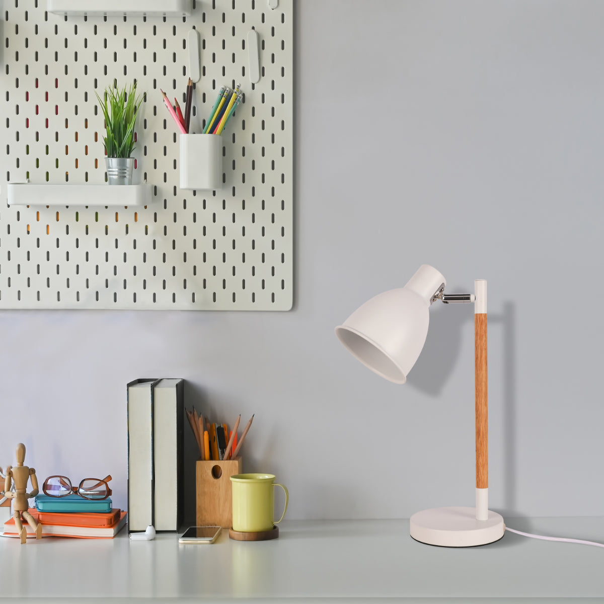 Lámpara de escritorio de madera elegante, ideal para oficinas modernas, combinando funcionalidad y diseño nórdico.