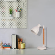 Lámpara de escritorio de madera elegante, ideal para oficinas modernas, combinando funcionalidad y diseño nórdico.