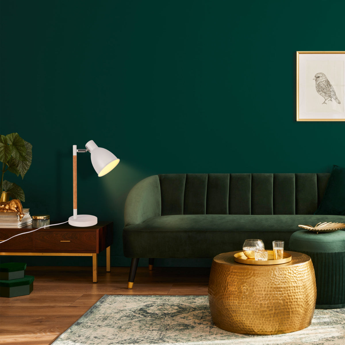 Lámpara de escritorio de madera elegante en un ambiente moderno, perfecta para oficinas o estudios.