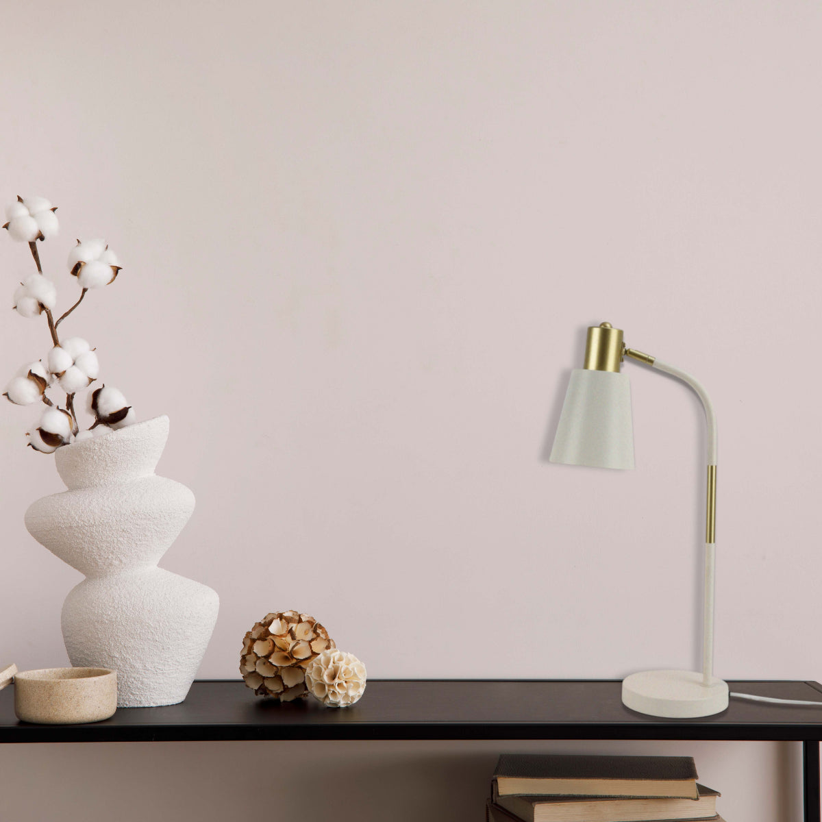 Lámpara de escritorio con diseño curvo, perfecta para oficinas modernas y espacios de trabajo elegantes. Ideal para una iluminación funcional.
