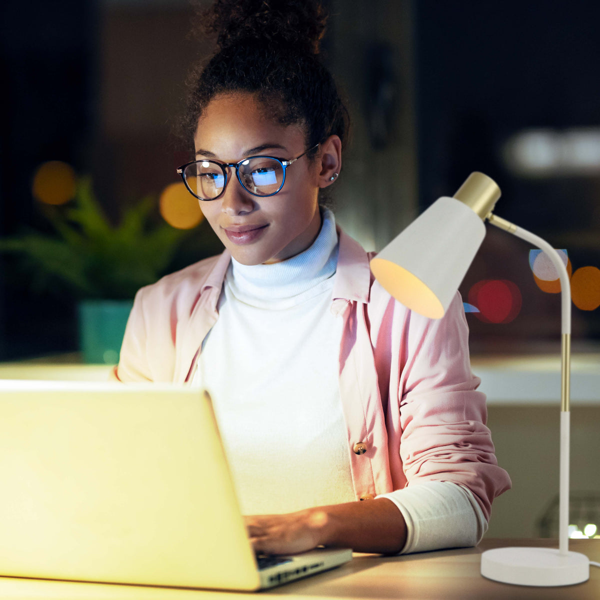 Lámpara de escritorio curva E27, perfecta para espacios modernos como oficinas, destacando su diseño elegante y funcional.
