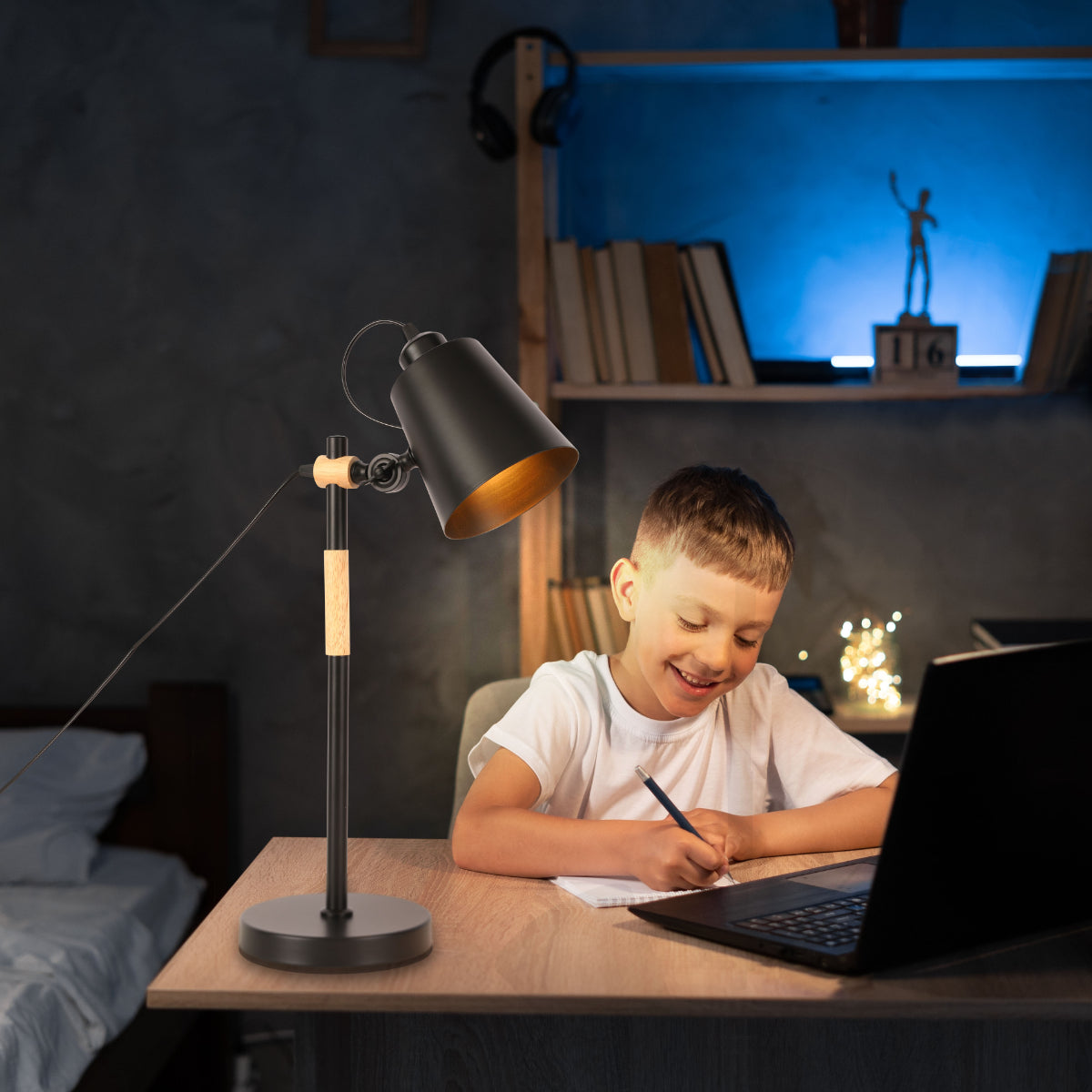Lámpara de escritorio estilo escandinavo en un espacio moderno, ideal para oficinas o escritorios con decoración minimalista.