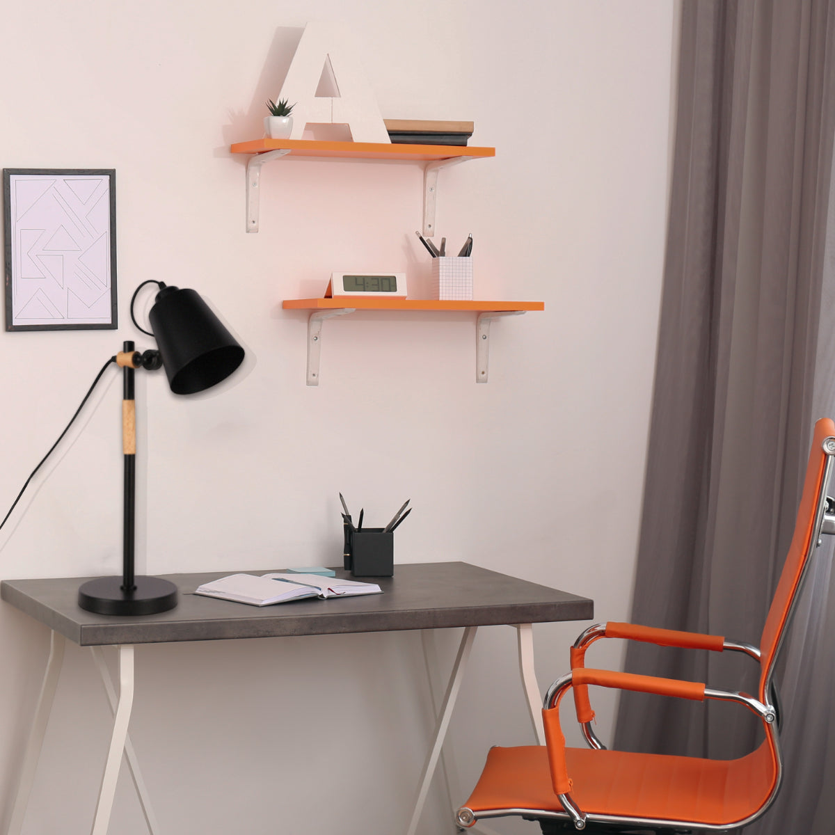 Lámpara de escritorio moderna con diseño escandinavo, ideal para oficinas con estilo minimalista y funcional.