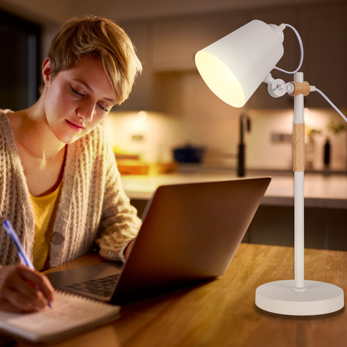 Lámpara de escritorio escandinava E27, ideal para oficinas modernas y espacios de trabajo minimalistas, con un diseño elegante y funcional.