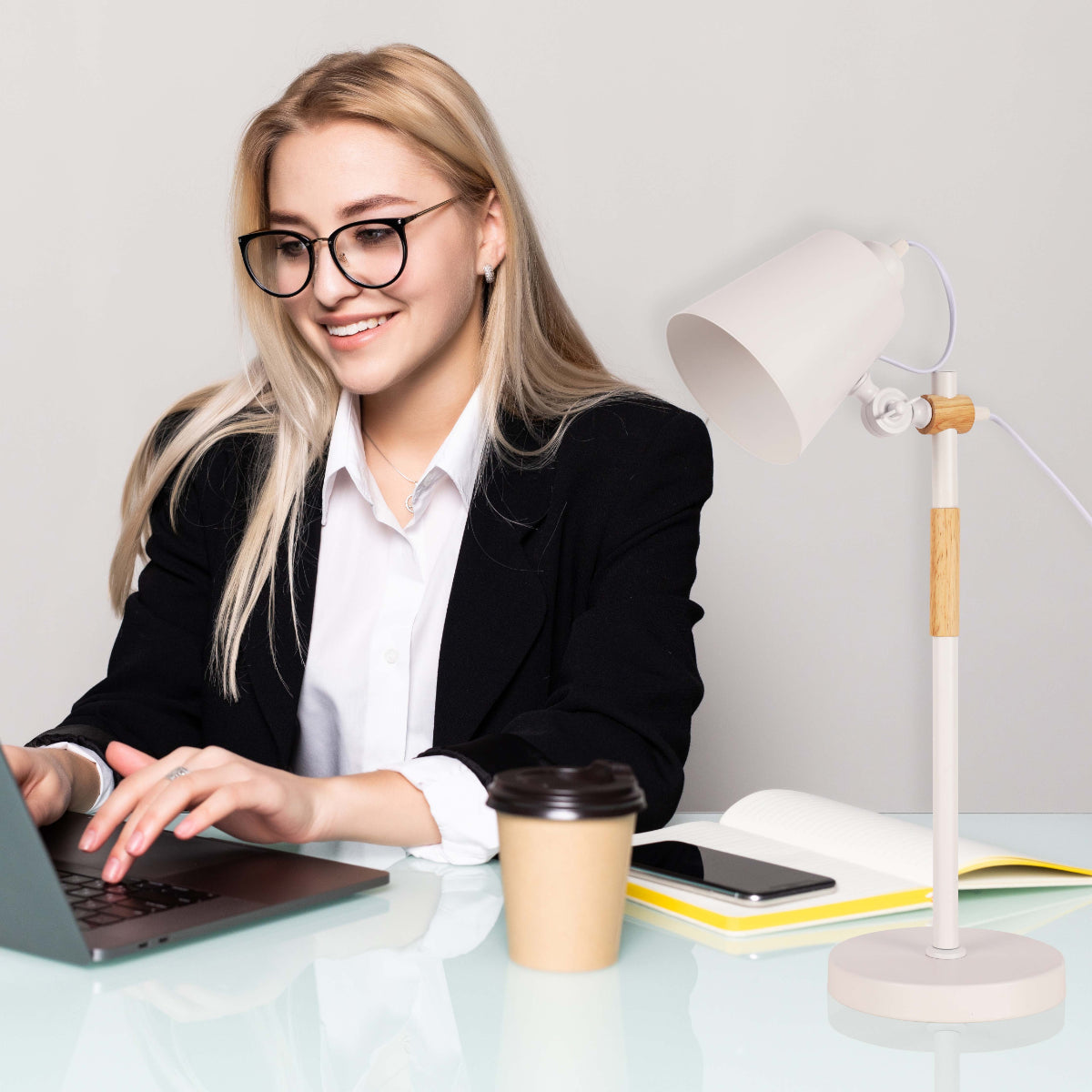 Lámpara de escritorio estilo escandinavo, elegante y minimalista, ideal para oficinas o espacios de trabajo modernos.