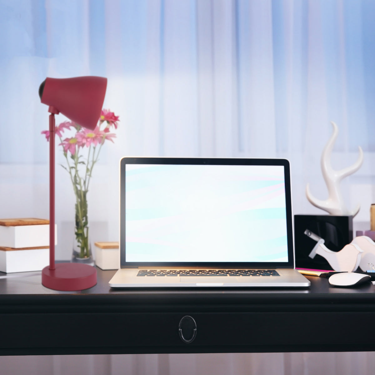 Lámpara de escritorio rotatable en acción, perfecta para oficinas modernas y decoraciones contemporáneas, brindando luz funcional y estilizada.