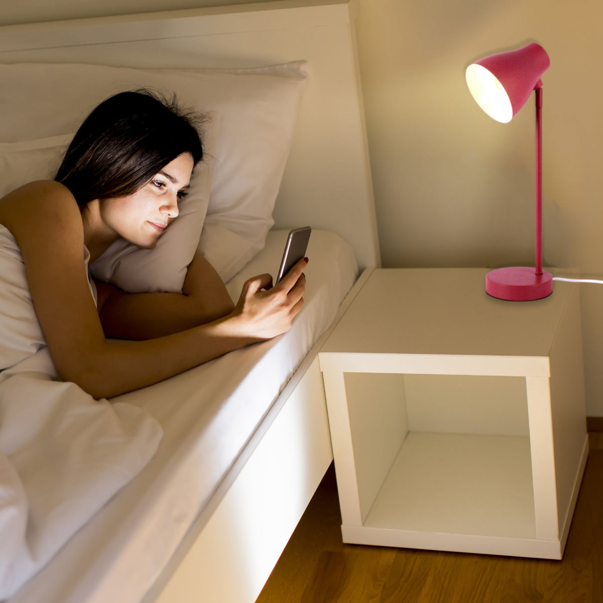 Lámpara de escritorio rotativa elegante, perfecta para oficinas modernas o estudios creativos, destacando un diseño contemporáneo y funcional.