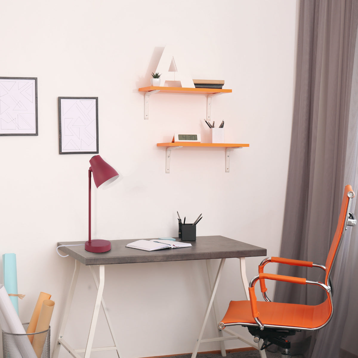 Lámpara de escritorio rotatable ideal para oficinas modernas, combinando funcionalidad y estilo elegante en cualquier espacio de trabajo.
