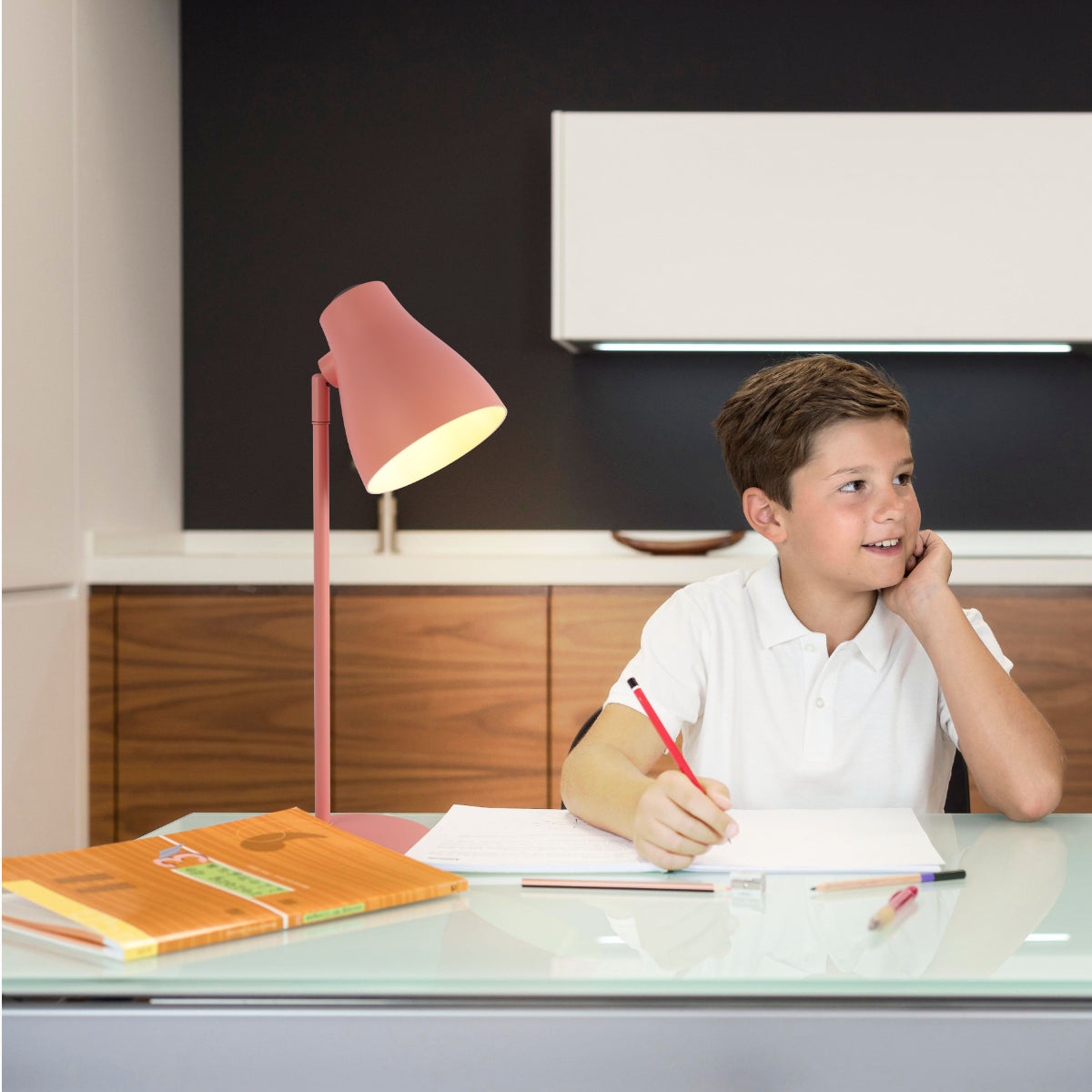 Lámpara de escritorio elegante y rotatable en decoración moderna, ideal para oficinas y estudios contemporáneos.